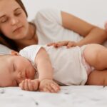 1 månads bebis sover inte