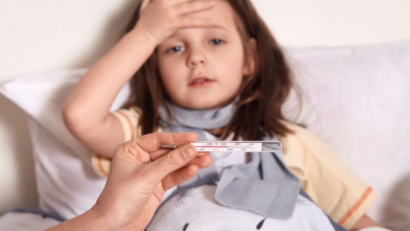 Feber barn: allt du behöver veta som förälder