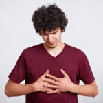 huggande smärta i bröstet