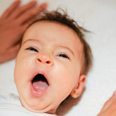 Bebis sover med öppen mun, är det normalt?