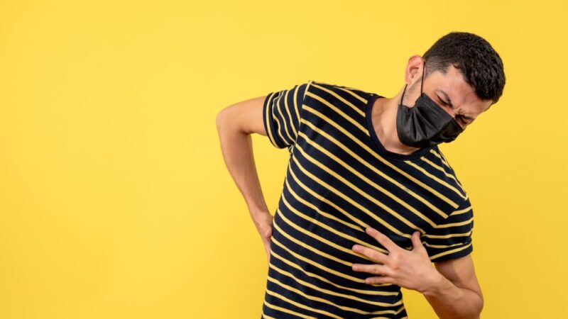 Ont i ryggen när jag hostar? Orsaker & lindring