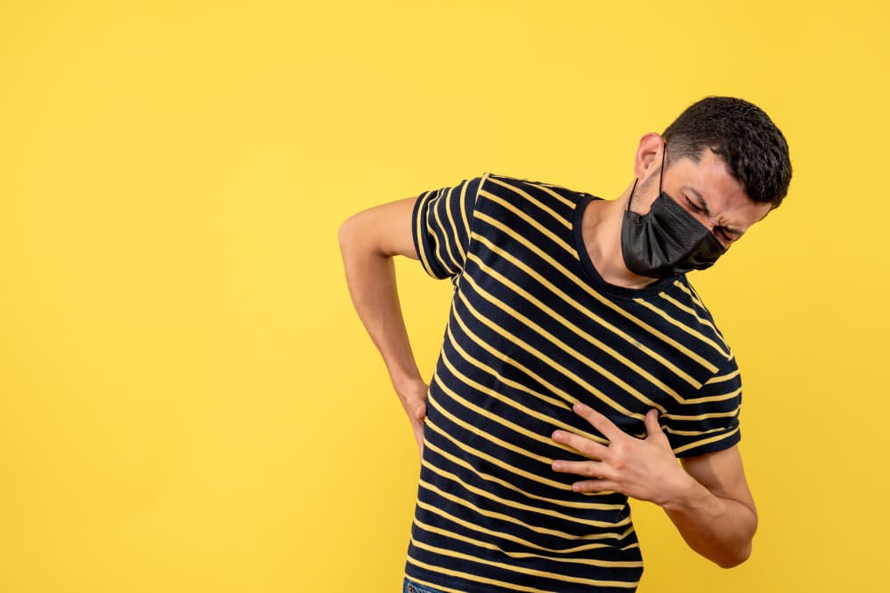 Ont i ryggen när jag hostar? Orsaker & lindring