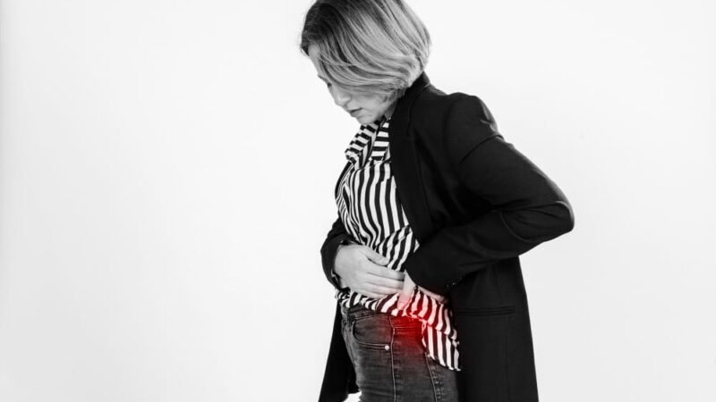 Smärta under höger revben: orsaker och symtom