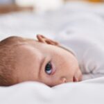 bebis sover med öppna ögon