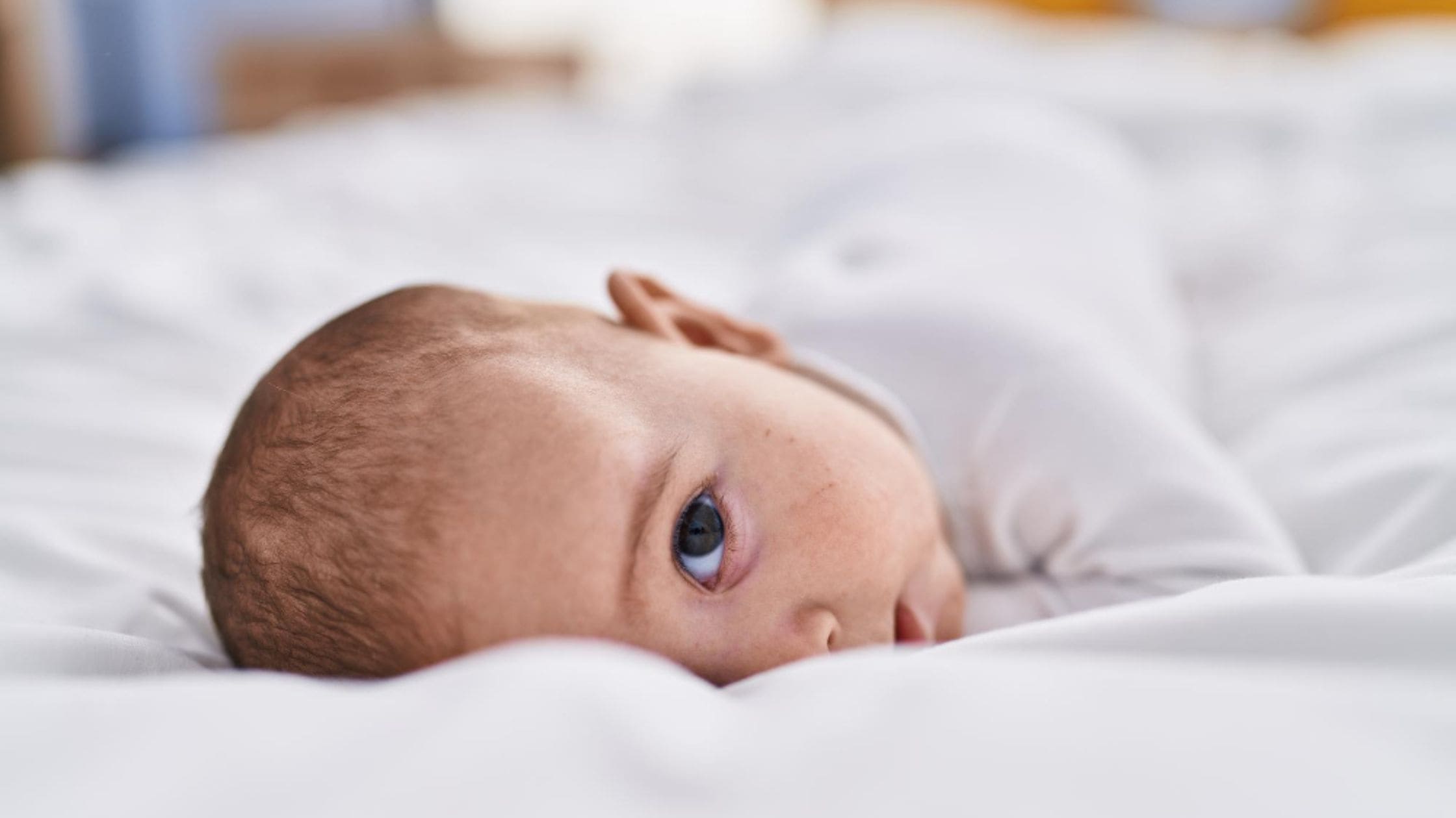 Bebis som sover med öppna ögon och ovanliga andningsmönster