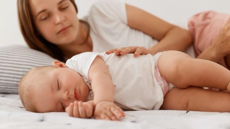 1 månad gammal bebis sover inte? Så här hjälper du henne