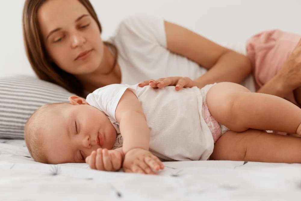 1 månad gammal bebis sover inte? Så här hjälper du henne