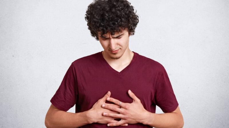 Huggande smärta i bröstet orsaker och symptom