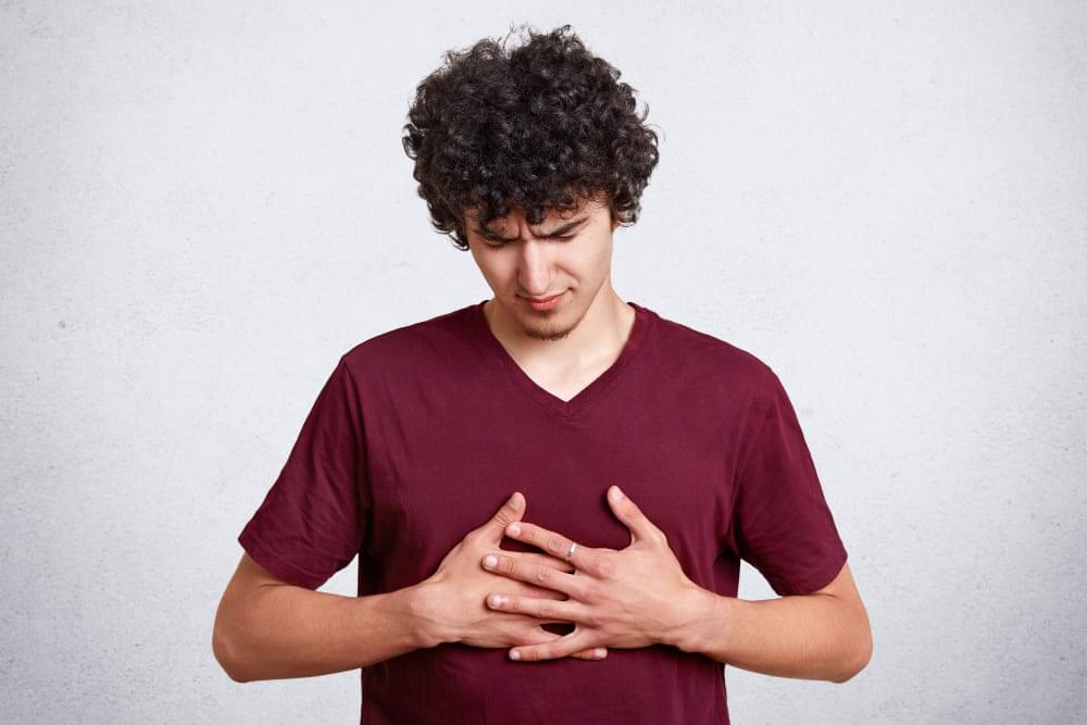 Huggande smärta i bröstet orsaker och symptom