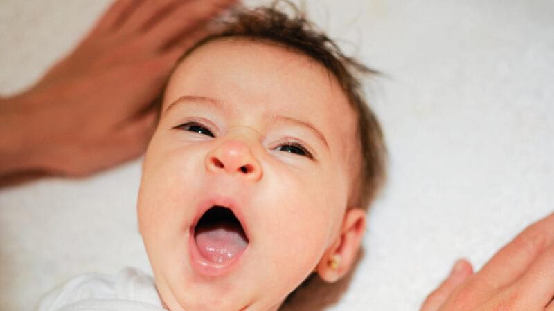 Bebis sover med öppen mun – är det normalt?