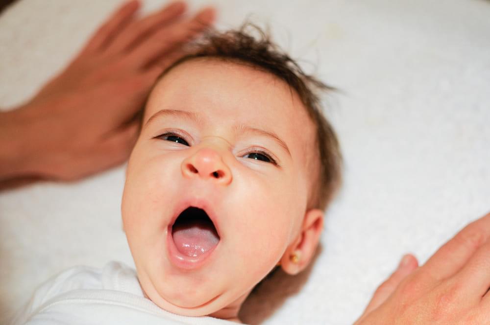 Bebis sover med öppen mun – är det normalt?