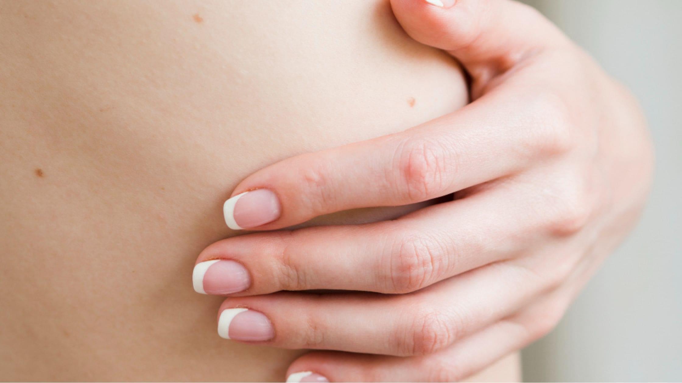 Svamp mellan brösten – symptom, orsaker och behandling